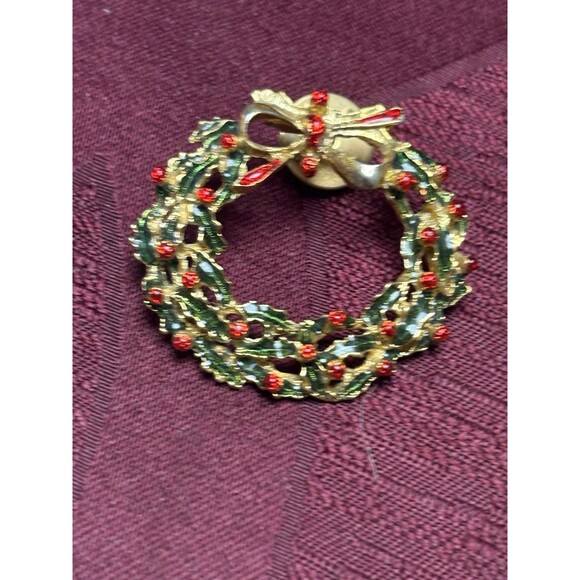 Vintage Christmas Wreath Brooch Pin Bow Gold Tone Holidays Winter Religion - Picture 3 of 5